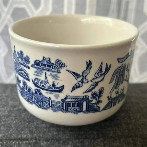 Vintage Churchill Blue Willow Breakfast Tea / Coffee Cup - Georgian Shape - Picture 4 of 5